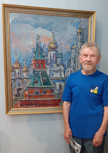 Nikolai Kuzmin beside his painting: Red Tower and cathedrals of the Kremlin. Oil on canvas, H 100 x W 90 cm (H 39.4 x W 35.4 inches). 2012