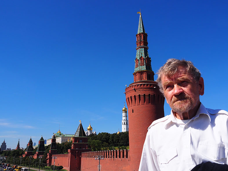 L'artiste devant le Kremlin moscovite en 2015, Moscou est SA ville, dont il apprécie beaucoup l'architecture.