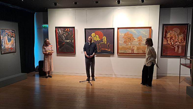 Lioubov Kouzmina, fille de Nikolaï Kouzmine, Thibaud Josset, historien et rédacteur-en-chef de la revue “Univers des Arts”, et Anna Kotlova, directrice du centre spirituel et culturel orthodoxe russe (CSCOR), au vernissage de l'exposition 